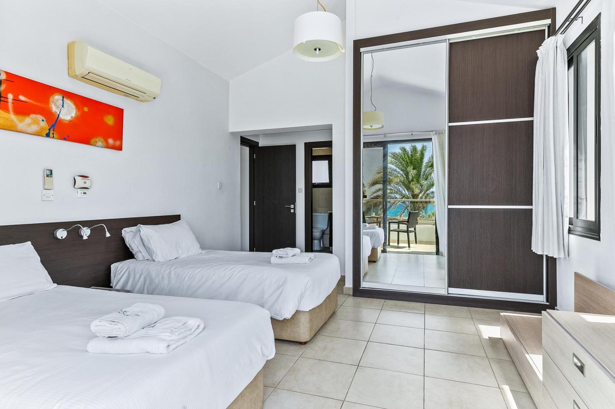 Platzia Beach Villas Пафос Екстер'єр фото