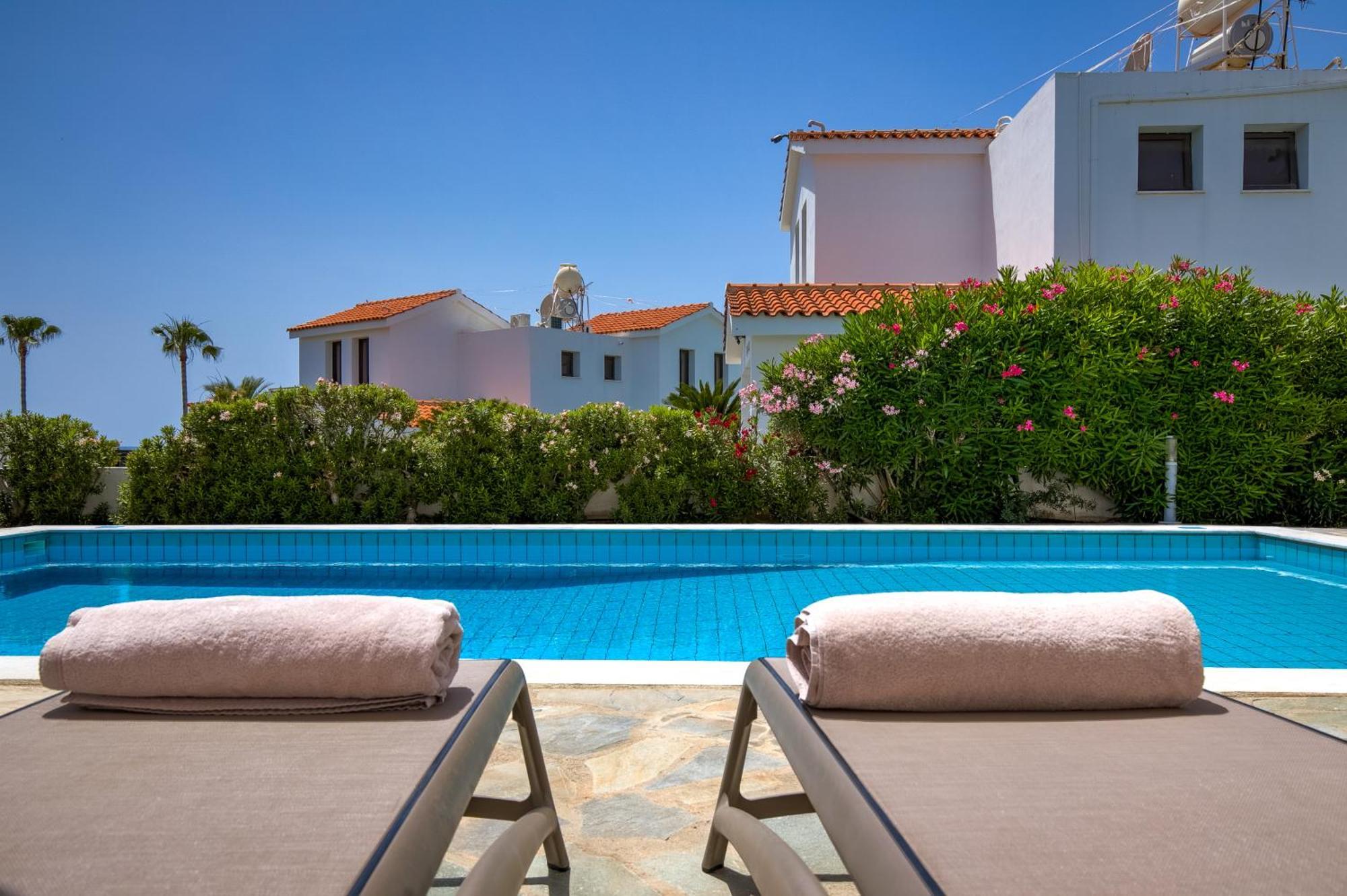 Platzia Beach Villas Пафос Екстер'єр фото