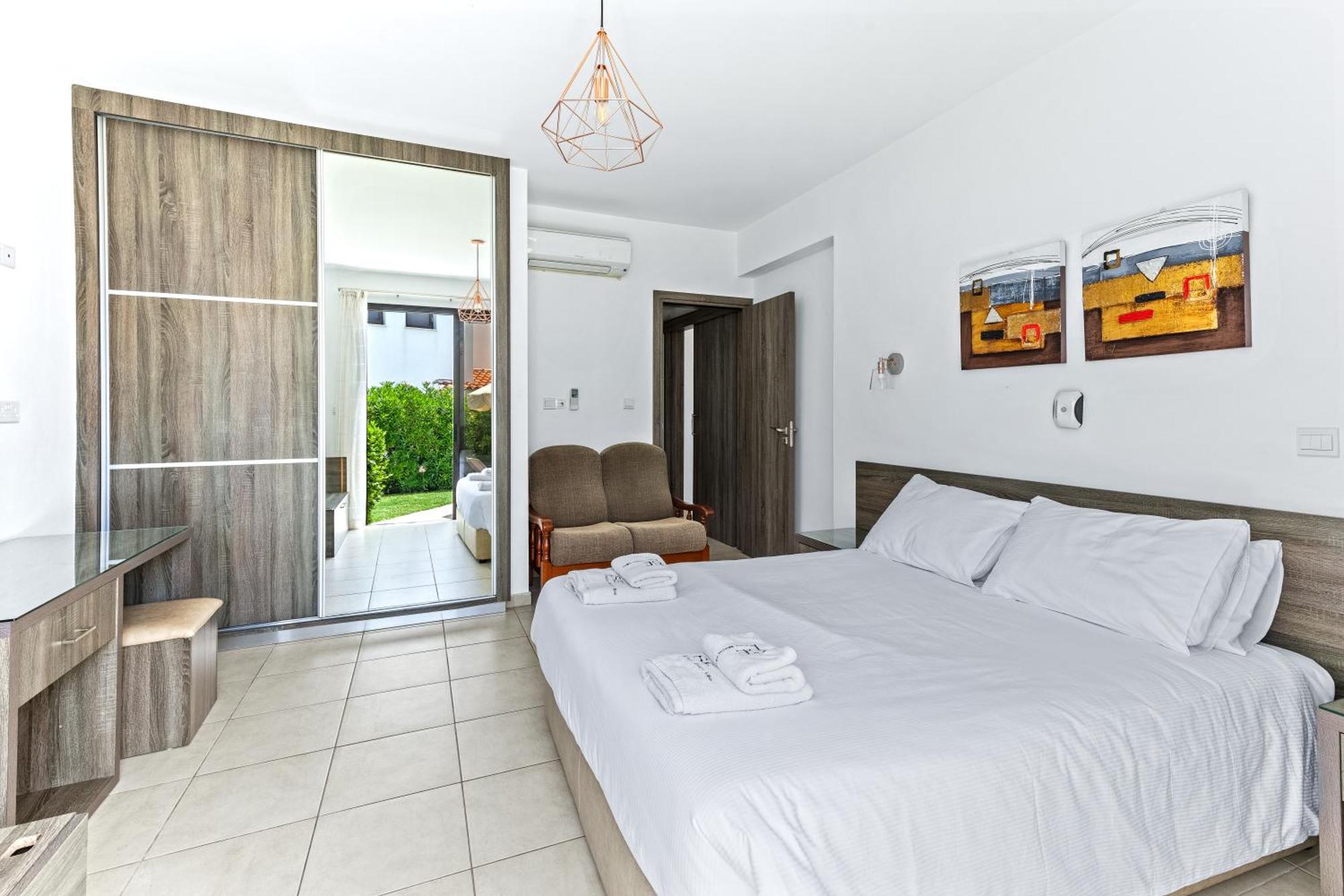 Platzia Beach Villas Пафос Екстер'єр фото